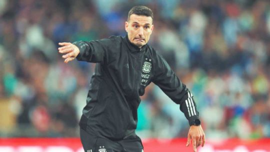 Lionel Scaloni, entrenador de la Selección Argentina de fútbol, durante un partido.