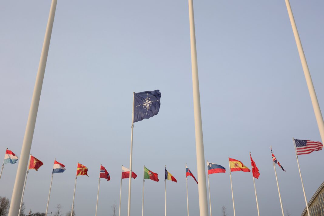 Mapa de la OTAN y símbolos militares representando tensiones geopolíticas