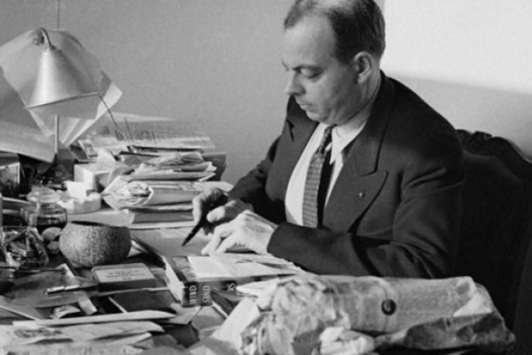 Retrato en blanco y negro de Antoine de Saint-Exupéry, autor de El Principito.