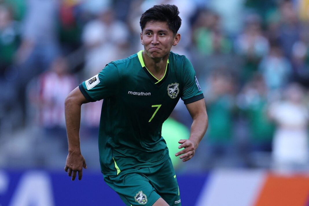 Las banderas de Bolivia e Irak, representando el partido de repechaje al Mundial 2026.