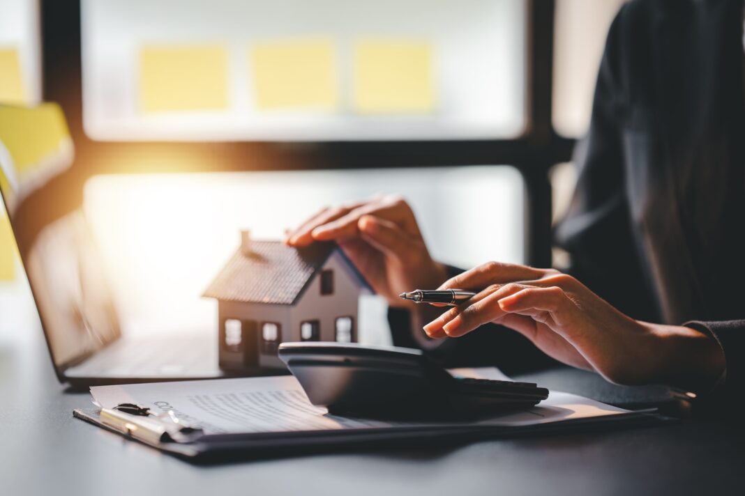 Calculadora y gráfico de inflación junto a un contrato de alquiler