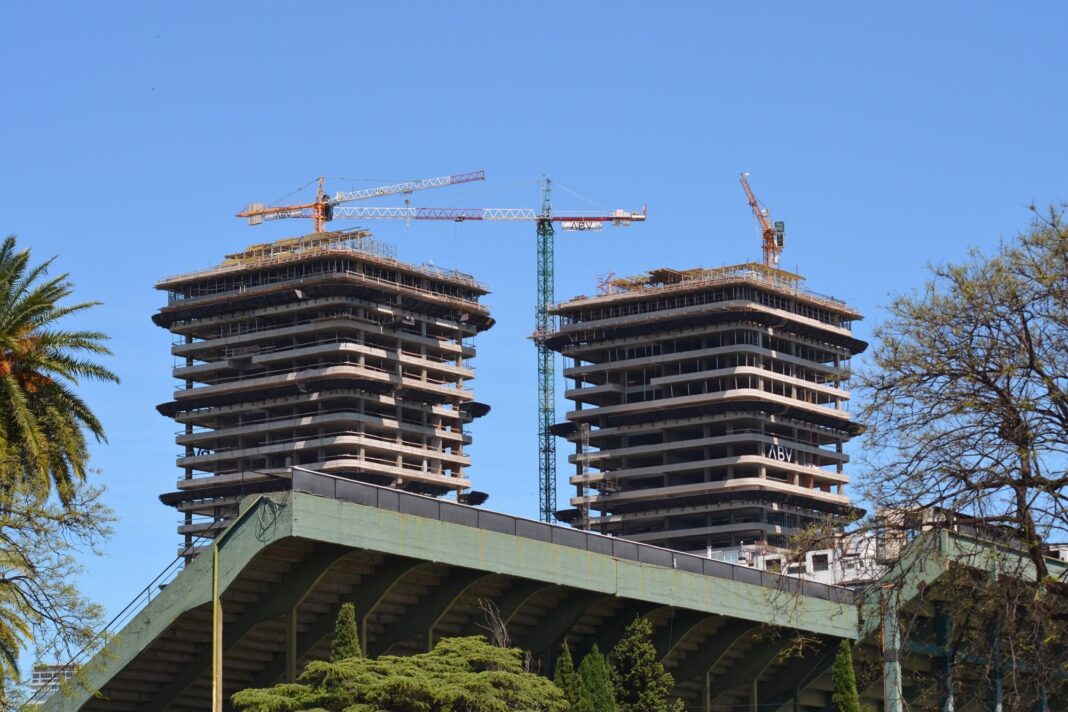 Mapa esquemático de la Ciudad de Buenos Aires destacando los corredores de desarrollo inmobiliario.