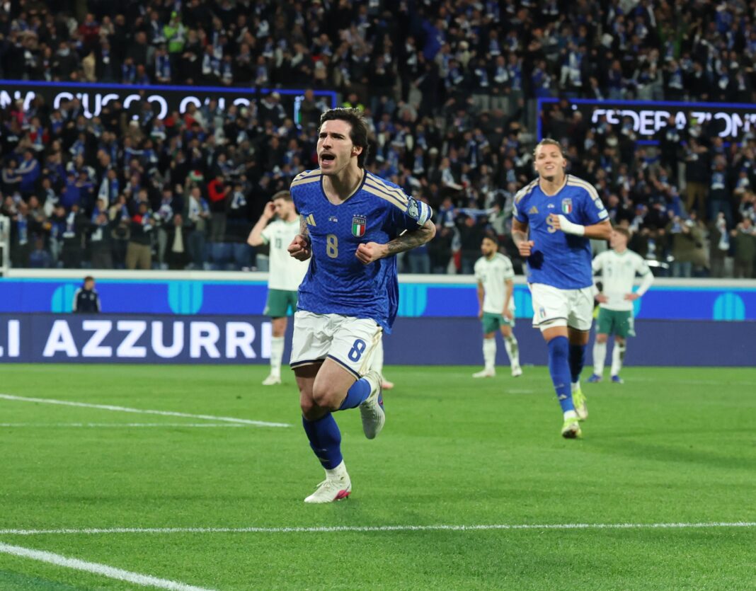 Jugadores de la selección italiana celebran un gol durante el partido contra Irlanda del Norte en Bergamo.