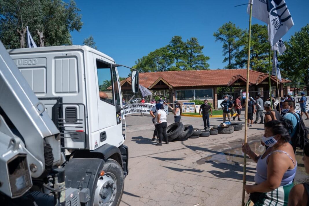 Manifestantes de la UTEP con banderas frente a la entrada de un country en Exaltación de la Cruz.