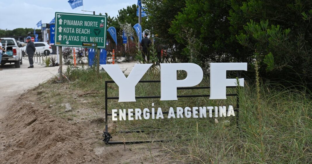 Edificio de tribunales de justicia y logo de YPF, representando el fallo judicial.